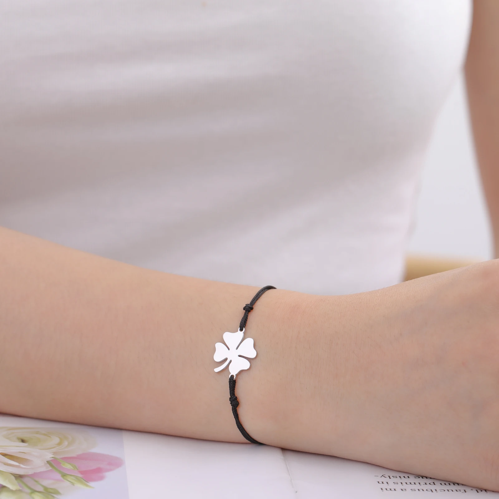 Skyrim Edelstahl Vierblättriges Kleeblatt Charm-Armband für Frauen, Schwarzes Rotes Seil Handarmband, Glücksbringer Modeschmuck Geschenk – Detail 10