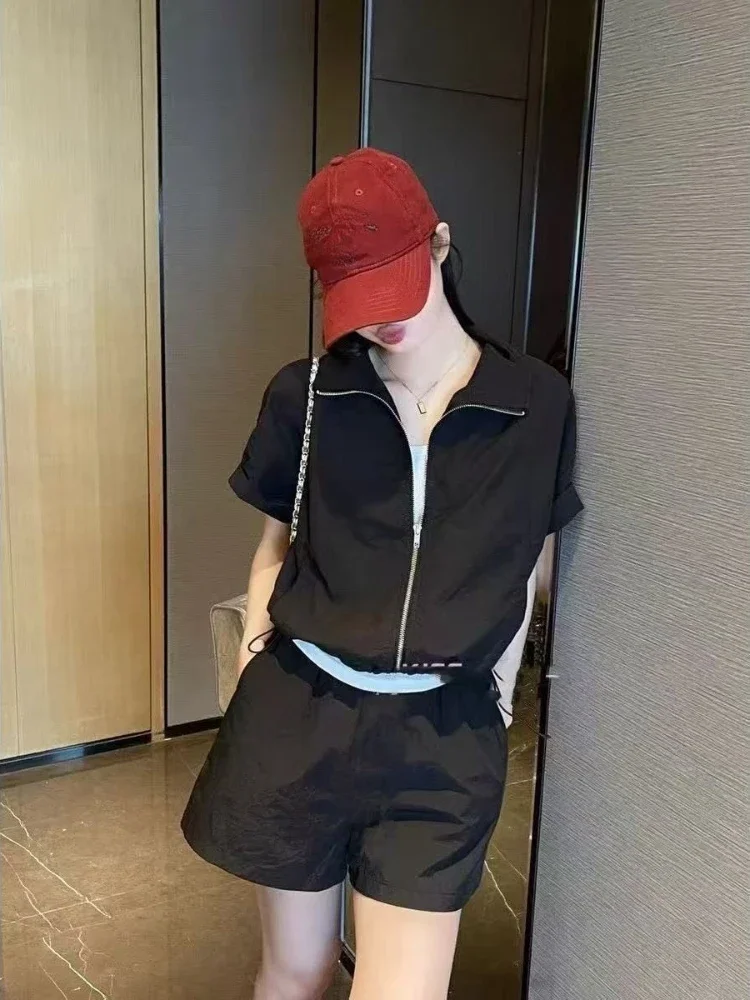 

Короткие комплекты для женщин. Спортивный костюм из двух предметов с курткой. Защита от солнца. Черные женские шорты. Шикарные и элегантные классические дешевые предложения.