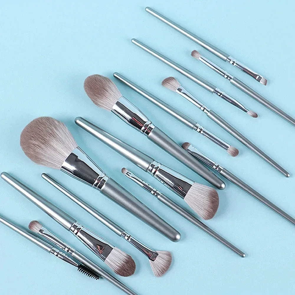 مجموعة فرش مكياج فضية مكونة من 14 قطعة مع إسفنجة مكياج وخلاطات تجميل |   مجموعة فرش مستحضرات التجميل الاحترافية لكريم الأساس وإخفاء