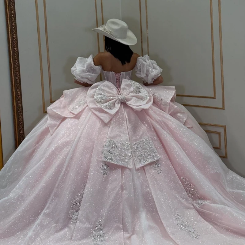 Jasnoróżowe Błyszczące Sukienki Quinceanera Odkryte Ramiona Aplikacje Koronka Koraliki Kokarda Tiulowa Suknia Balowa Vestidos De 15 Anos Sukienka Sweet 16