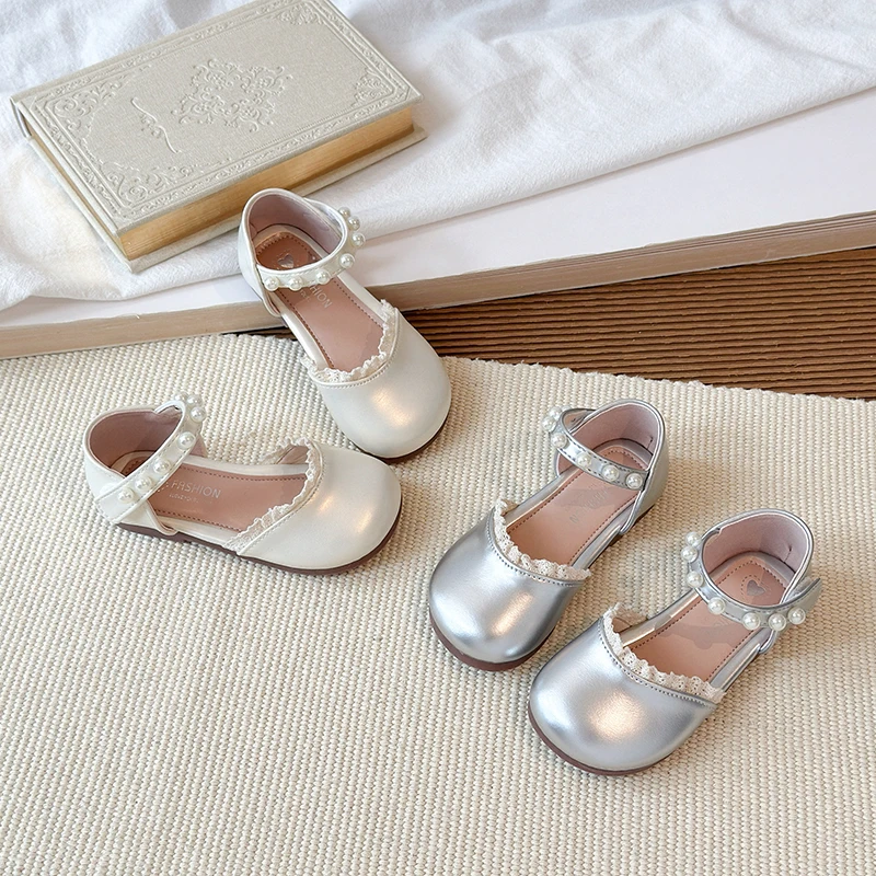 

Детские туфли-мэри-джейн для девочек 2026 года с жемчужной отделкой и кружевом, мягкие нескользящие сандалии на плоской подошве для свадьбы и праздников