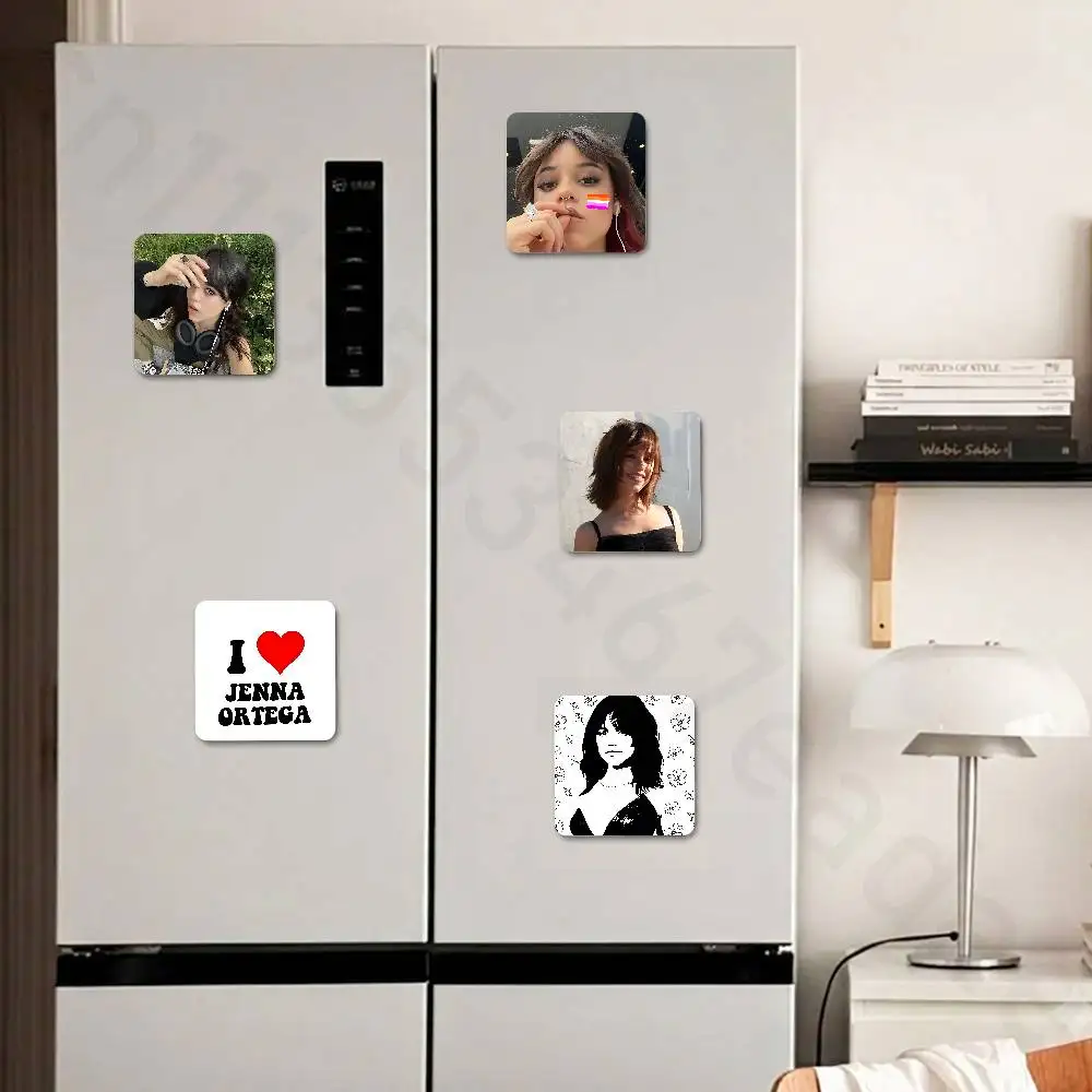 J-JENNA O-ORTEGA Pins Fridge Magnets Round Magnetic Refrigerator Decoration Memorial Gifts Wedding Favors
