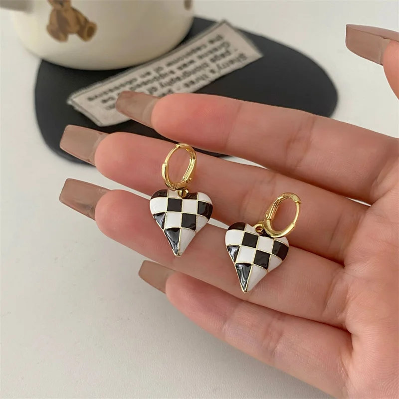 Korean Drip Oil Black White Checkered Heart Earrings For Women Elegant Temperament Love Checkerboard Hoop Earring Party Jewelry