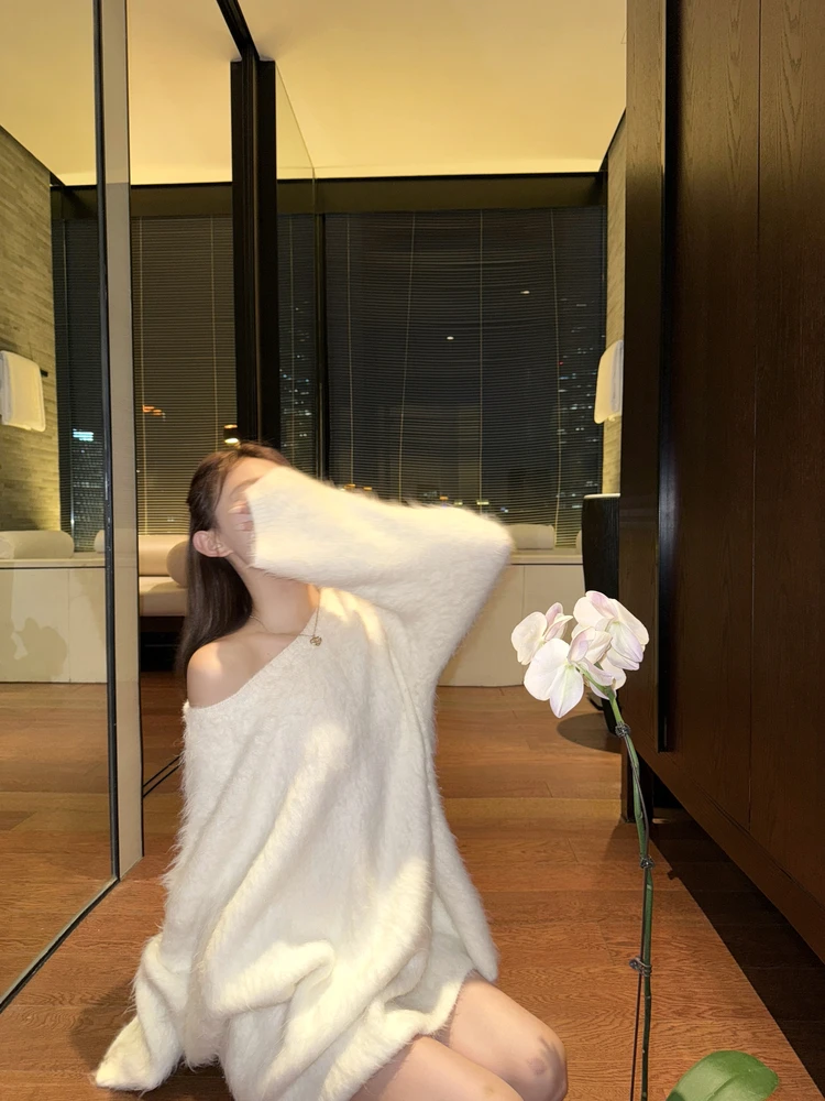 

Белый уютный пушистый вязаный свитер с круглым вырезом и открытыми плечами для женщин, осенне-зимний, свободный, средней длины