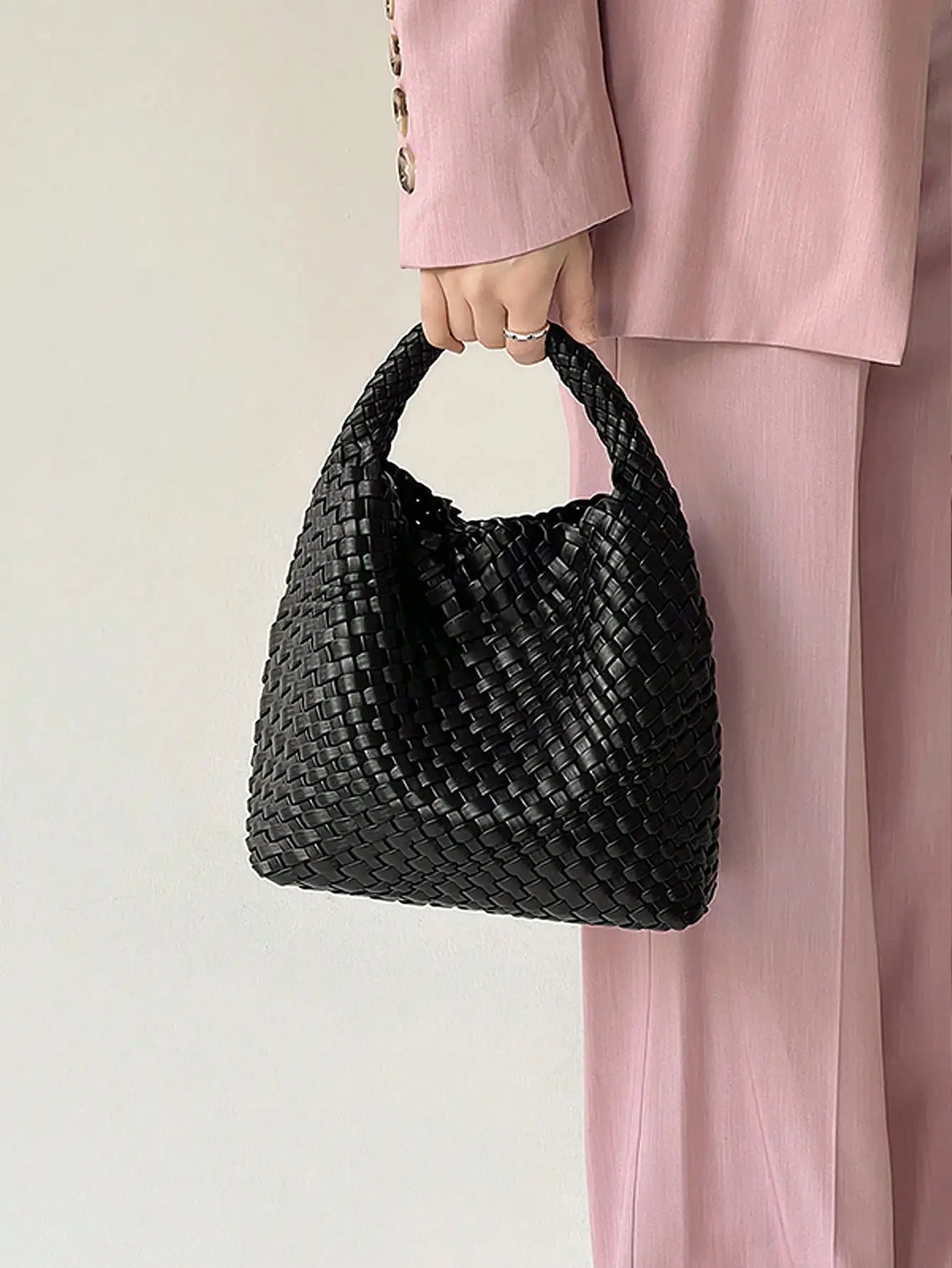 New portable fashionable niche design woven handbag bucket bag shoulder armpit bag simple retro style bag commuting to work whit