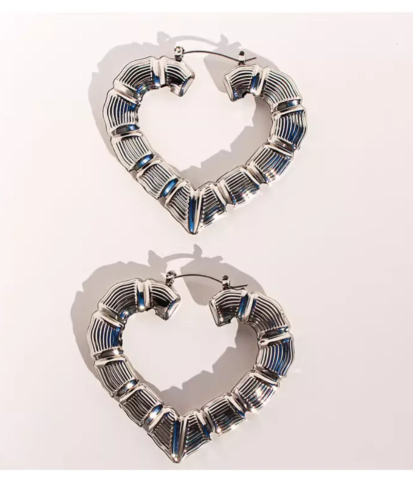 مجوهرات التجارة الخارجية، النمط الأوروبي والأمريكي، أقراط كبيرة مبالغ فيها بشريط من الخيزران، على شكل قلب معدني حلو ورائع