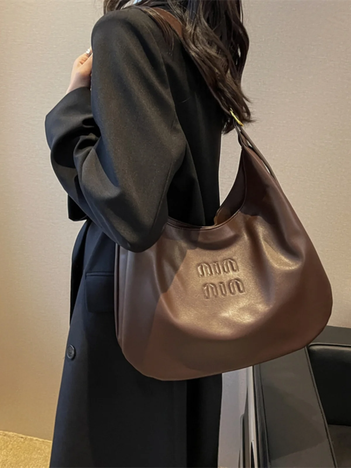 The new simple ladies large-capacity tote bag, light luxury, high-end commuter one-shoulder portable messenger bag, underarm bag