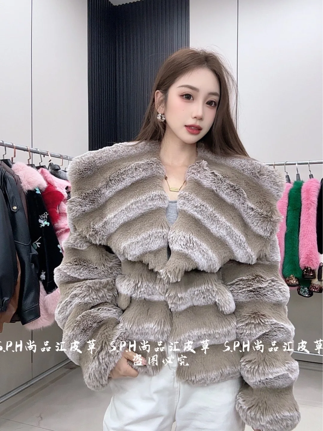 เสื้อโค้ทขนเทียมโทโทโร่สีชมพูสำหรับผู้หญิง ปี 2025 รุ่นใหม่ สไตล์สั้น แจ็คเก็ตแฟชั่นวัยรุ่น เสื้อโค้ทขนเทียมสำหรับฤดูหนาวสำหรับผู้หญิง