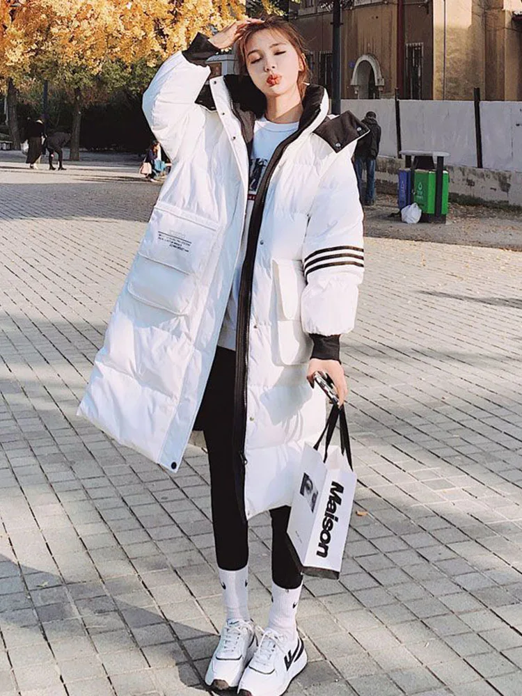Piumino alla moda in piumino d'anatra bianca da donna nell'inverno 2025, giacca sportiva al ginocchio alla moda e ampia