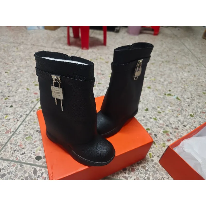 Маленькие ботинки на толстой подошве с круглым носком и замком, с металлическим декором и боковой молнией, модные сексуальные женские зимние ботинки