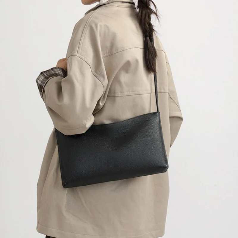

Women's Trendy Leather Shoulder Bag Featuring Retro Vintage Look And Adjustable Strap Perfect For Weekend Shopping​