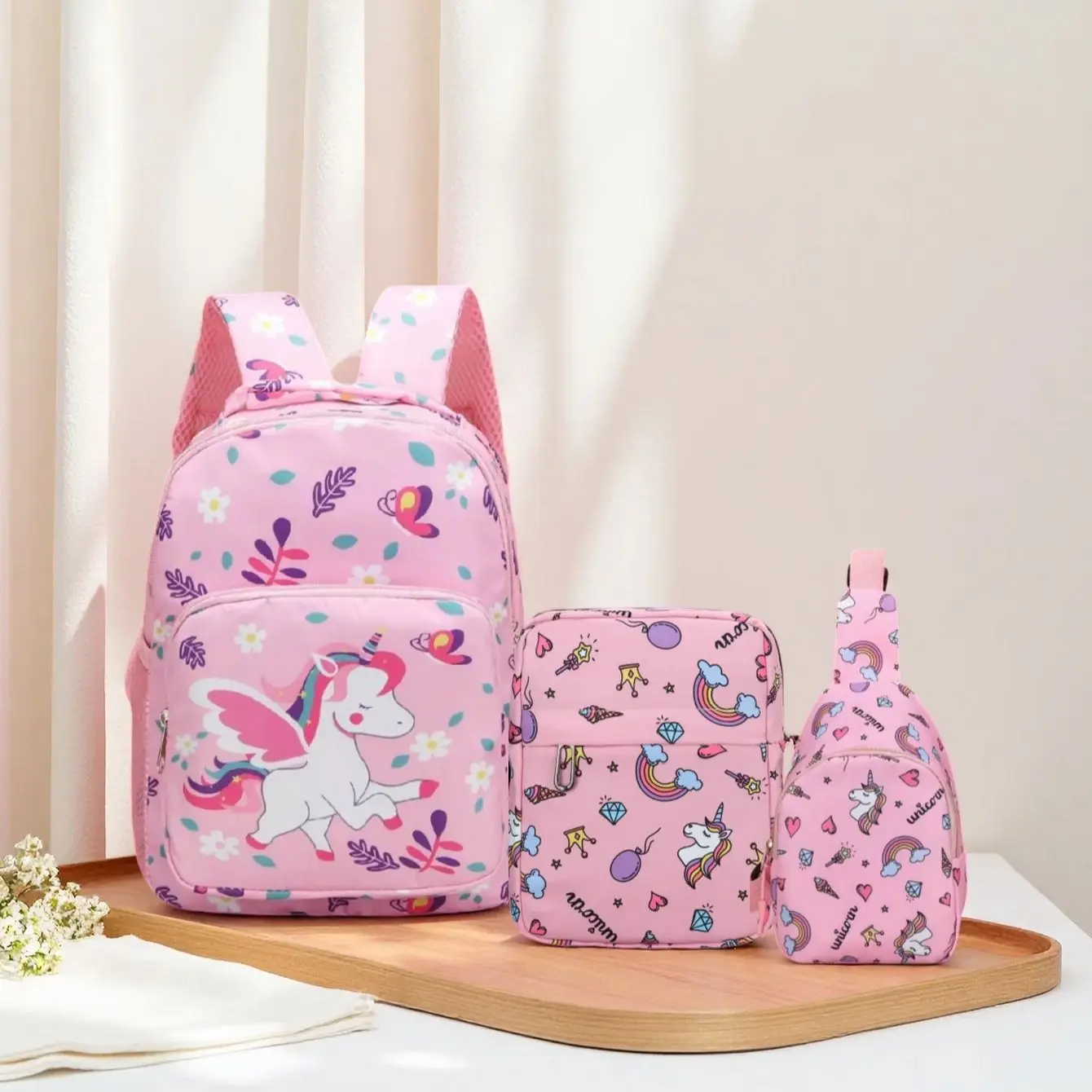 

Набор из трех предметов для школьников к новому учебному году: милый единорог, строительная техника, включая рюкзак, сумку через плечо и нагрудную сумку.