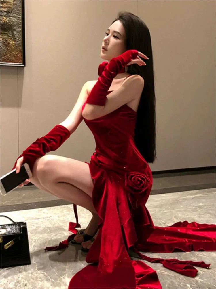 

A red new suit tight-fitting body-hugging irregular velvet halter birthday dress