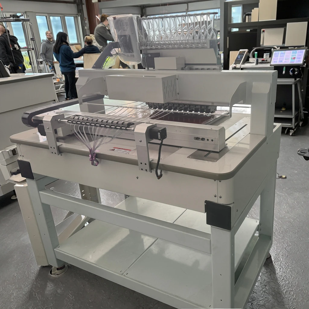 La macchina automatica per lustrini a caldo con motivo paillettes in PET rende i modelli brillano come strass