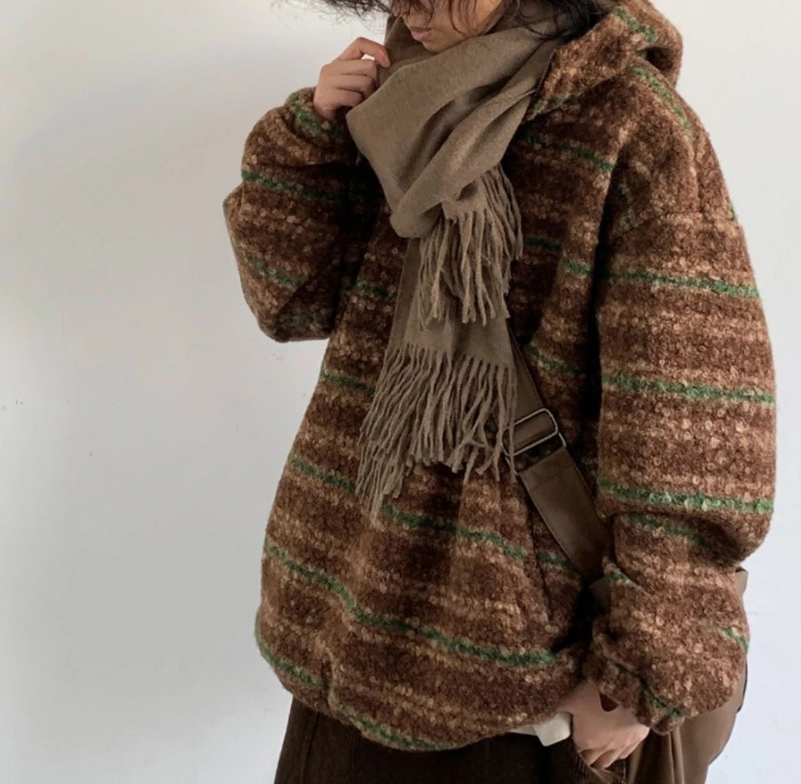 Lazy Wind Gradually Transforms Into A Woolen Trench Coat with A Hood and A Retro Style.