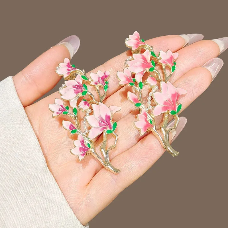 Broche Floral Esmaltado Flor de Pessegueiro, Elegante Alfinete de Lapela Feminino para Jaqueta, Vestido e Blusa