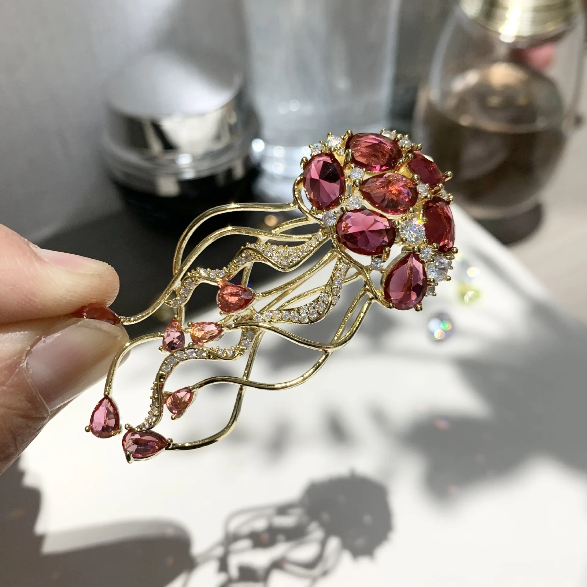 Dream Sea Blue and Red Jellyfish Brooches for Women and Men Suit Accessories Pins High-end Color Crystal Trendy Corsage Broche