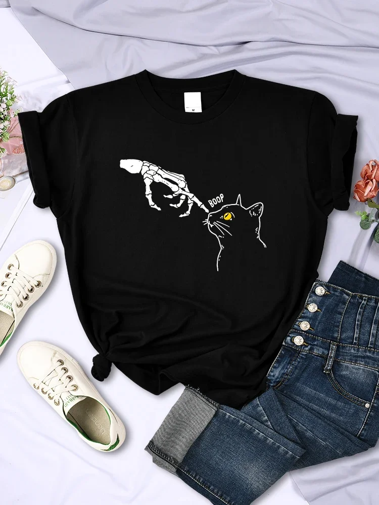 

The Skeleton Pointed At The Cat Funny Printed T-Shirts Women Fashion Casual Short Sleeve Summer Breathable T Shirt Cartoons Tees