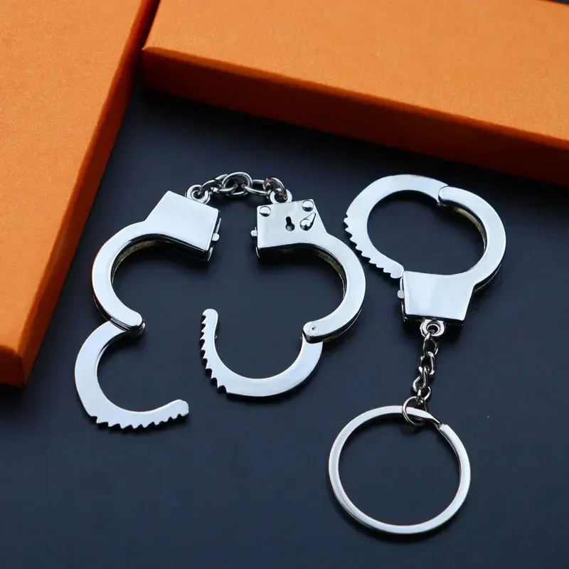 Creative Simulation Can Open The Handcuffs Keychain Metal Car Pendant Stress Relief Keychain Small Gifts Hardware Accessories