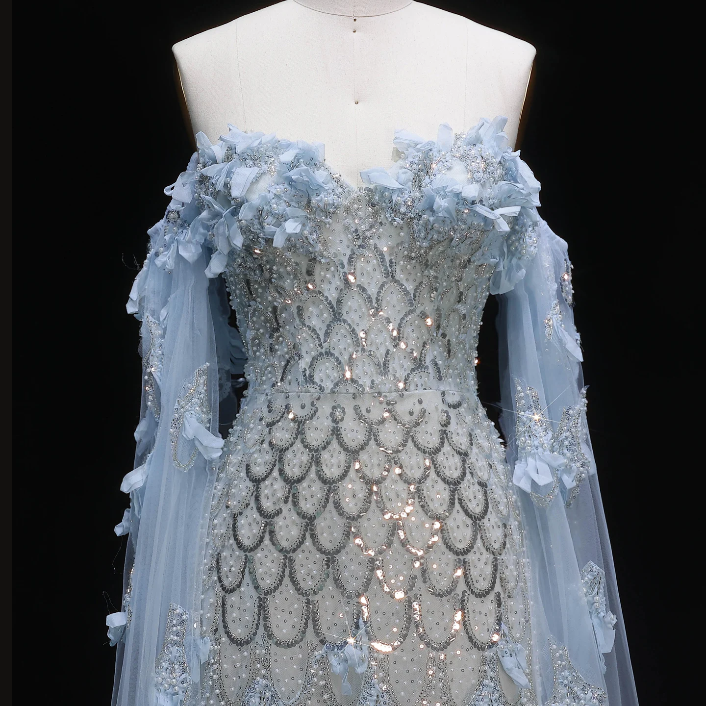 Sharon Said Luxuriöses Abendkleid aus blauem Tüll mit Herzausschnitt, 3D-Blütenblättern, langen Cape-Ärmeln, für formelle Anlässe und Partys, SS441, maßgeschneidert – Detail 8
