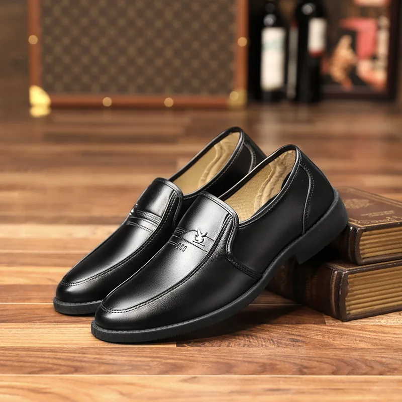 Sapatos formais de couro masculino 2025 marca de luxo mocassins macios respiráveis deslizamento em sapatos de condução pretos plus size 45