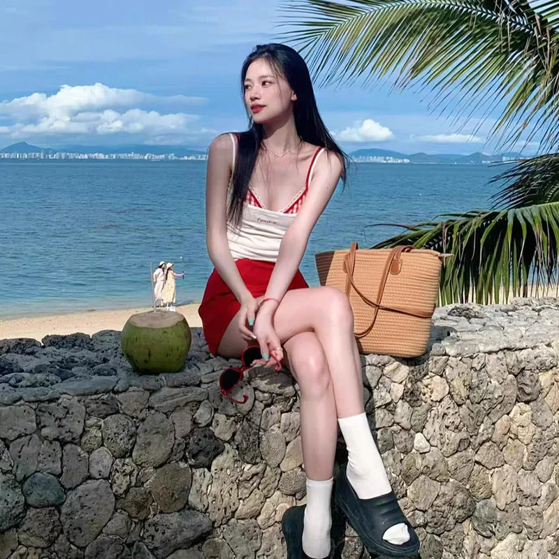 Nowy damski czerwony, kokieteryjny zestaw strojów kąpielowych, seksowny, z odkrytymi plecami, modelujący sylwetkę, wyszczuplający, idealny na letnie wakacje na plaży.