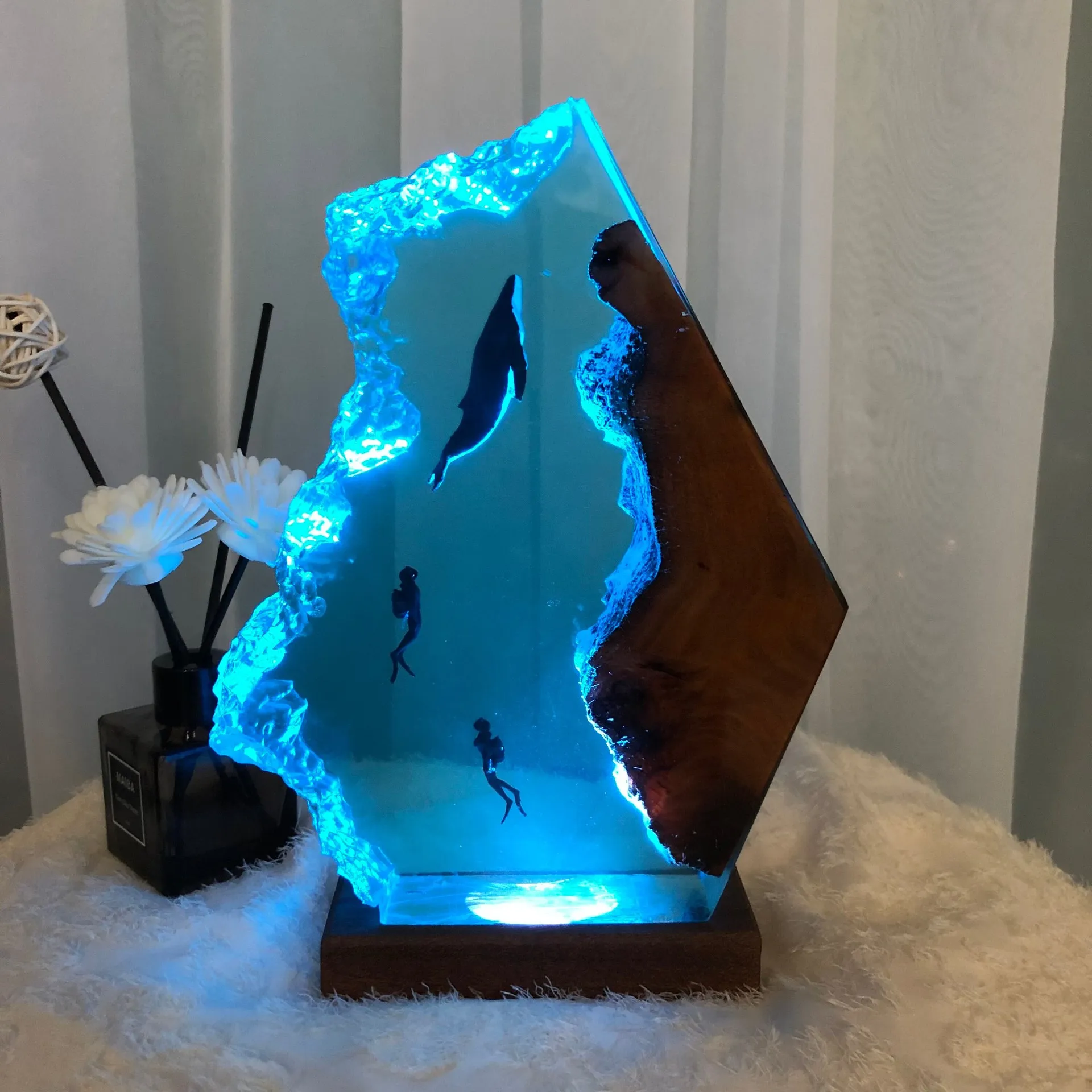 

8X5 Inches Humpback Whale and Couple Diver Epoxy Resin Marine Ornament Unique Home Decoration Crafts Healing Gift