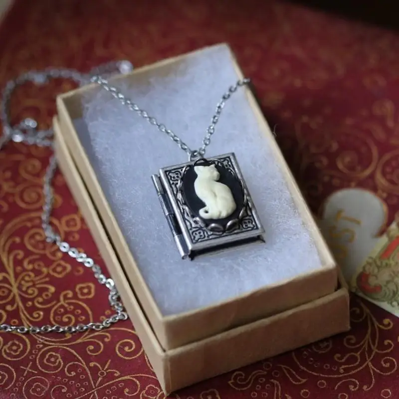 Gothic Cat Book Locket Necklace Retro Cute Exquisite Carving Hollow Souvenir Pendant Necklace for Pet Lovers Christmas Gifts