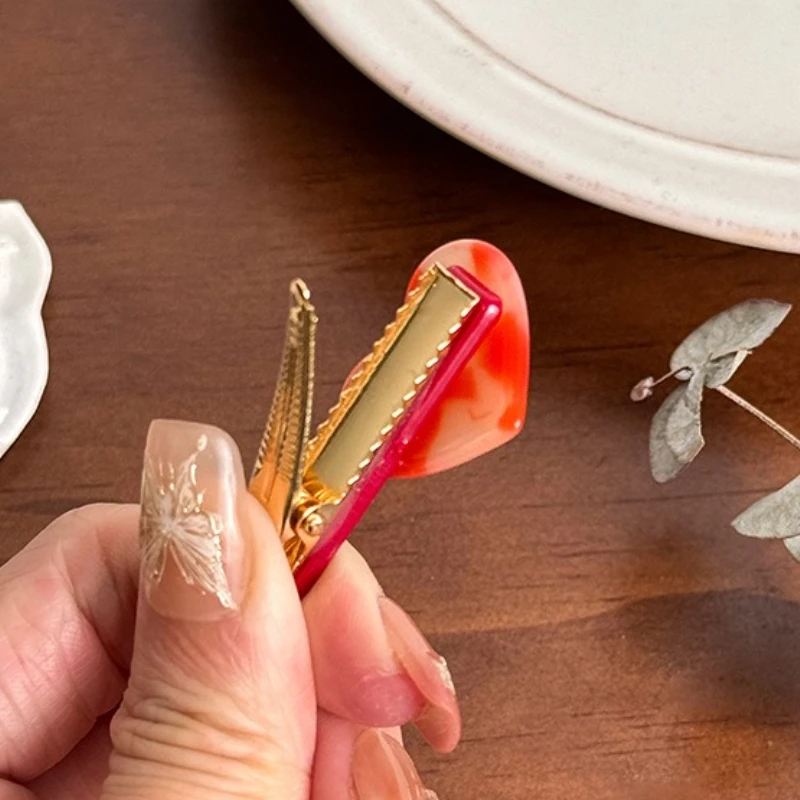 مشبك شعر مصنوع من لوح حمض الأسيتيك مشبك صغير بحافة صغيرة مع غرة على شكل فراشة مكسورة لطيفة ومتعددة الاستخدامات للعناية على شكل قلب أغطية رأس جديدة