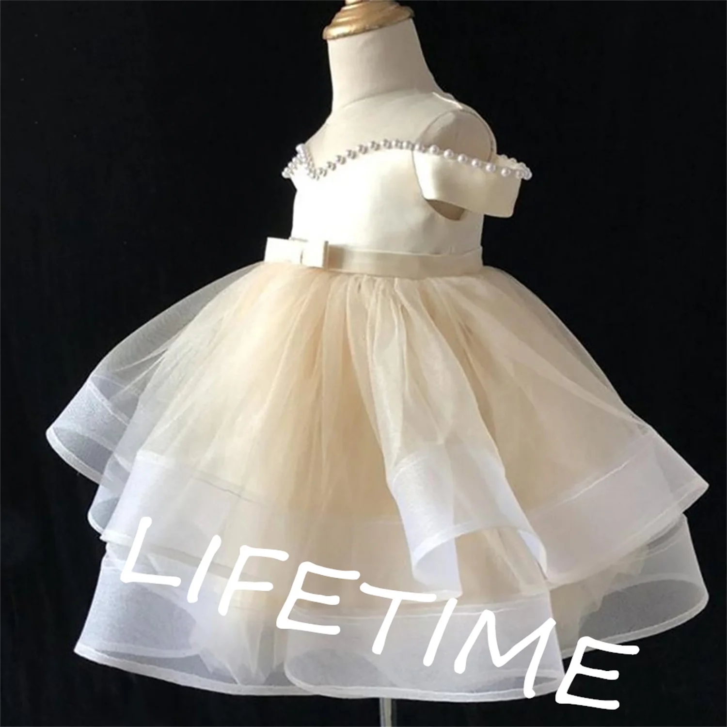 

Light Champagne Pearls Flower Girl Dresses Off Shoulder Tiered Tulle Communion Dresses Big Bow Short Girl Wedding Party Dress