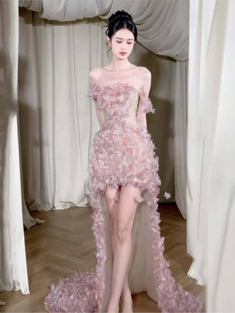 

A new pink strapless one-shoulder toasting light luxury and niche banquet dress