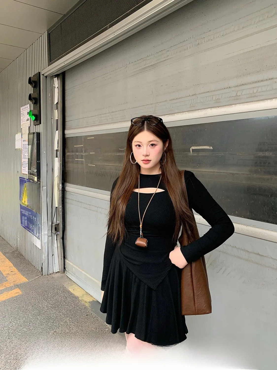 

Комплект Soul Miss Jean: Модный осенний наряд больших размеров с асимметричной юбкой с высокой талией и вырезами, облегающий крой