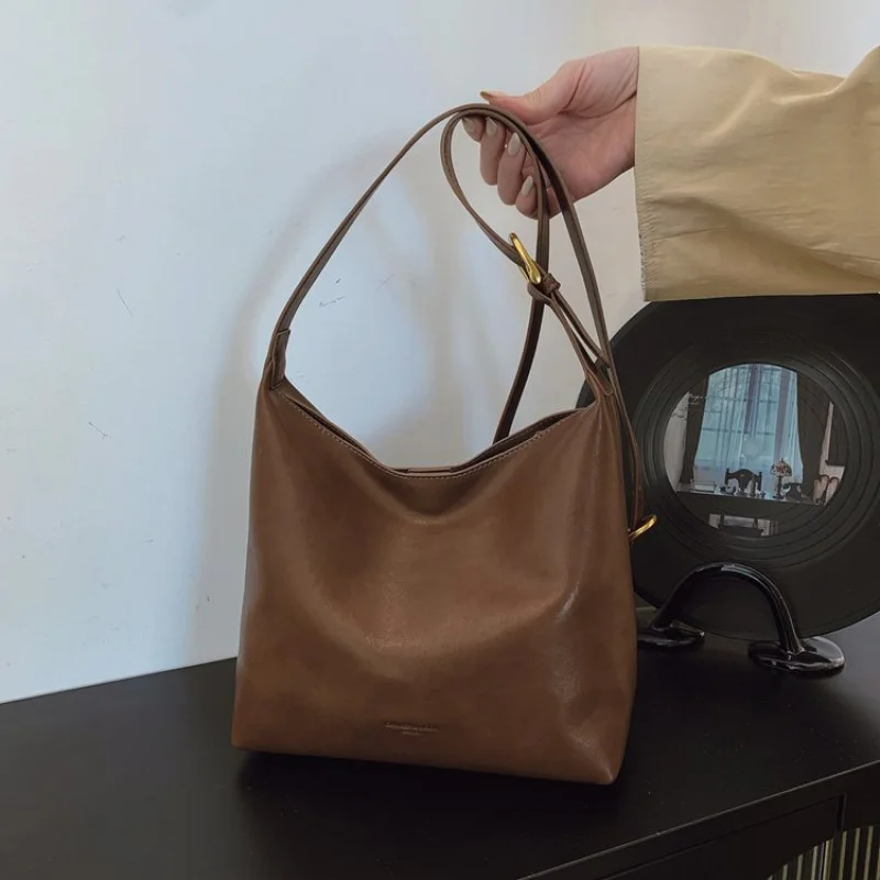 حقيبة كروس نسائية أنيقة مصنوعة من الجلد المنقوش على شكل نجمة مع مظهر يومي ناعم من القطن الأرجنتيني أنيق وواسع ​