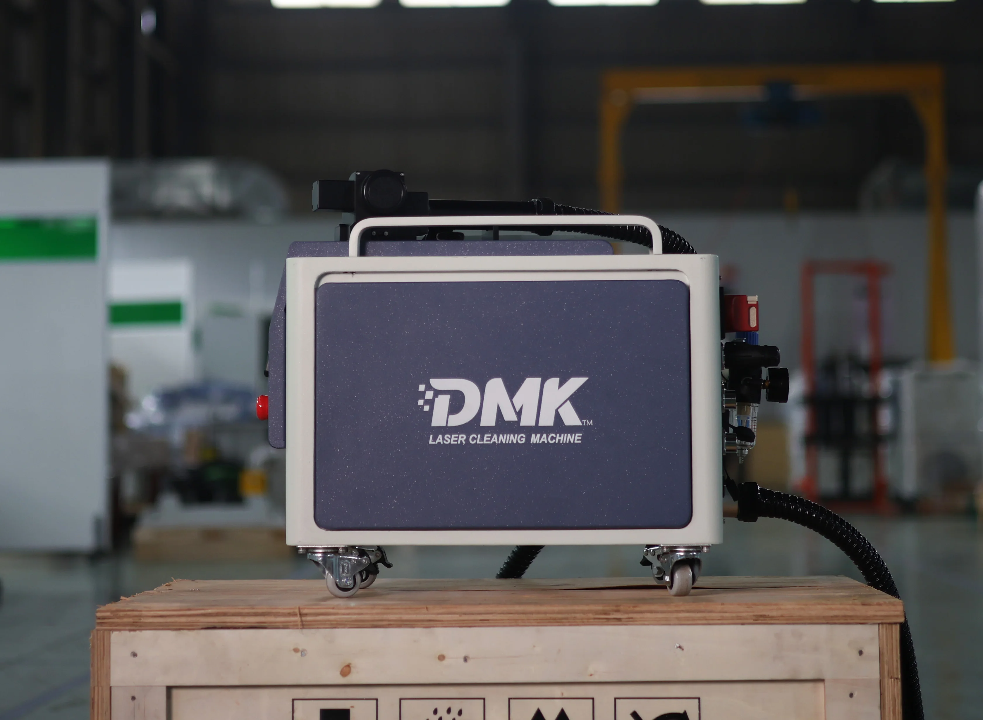 Mesin Pembersih Laser Serat Pulsa DMK LASER 300w 500w, Peralatan Presisi untuk Pembersihan Kayu, Cat Mobil, dan Penghapusan Minyak