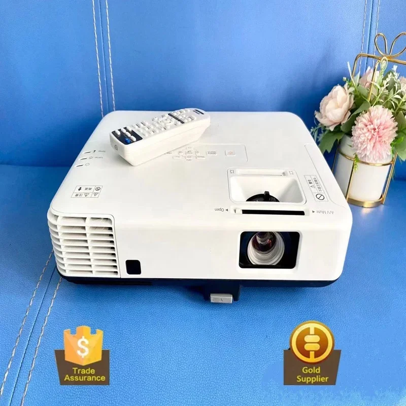 Educational High Contrast 5000000:1 Lasers Long Throw 1080P 4K 3LCD Video Projector 5500 Lumen Used For Outdoor Classroom