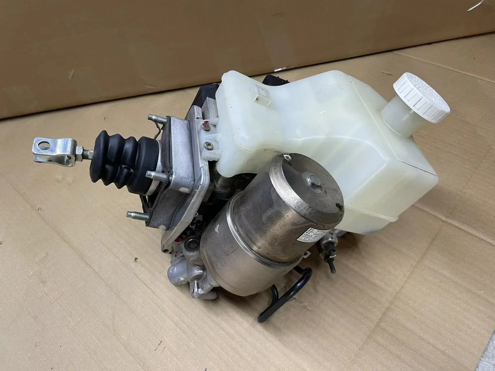 Hydraulic Booster Master Cylinder Pump MR569728 for Pajero Montero 3 4 III IV 2000-2017