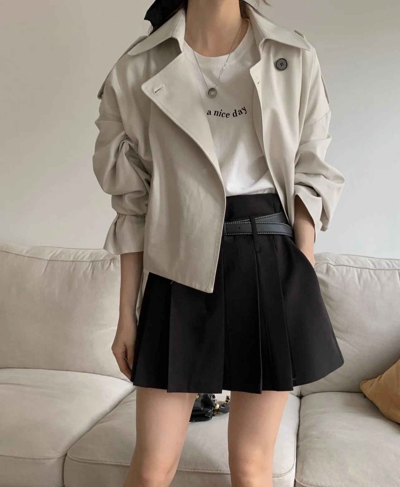 Chaqueta gabardina corta informal holgada de manga larga con dos botones y cuello de traje de estilo coreano