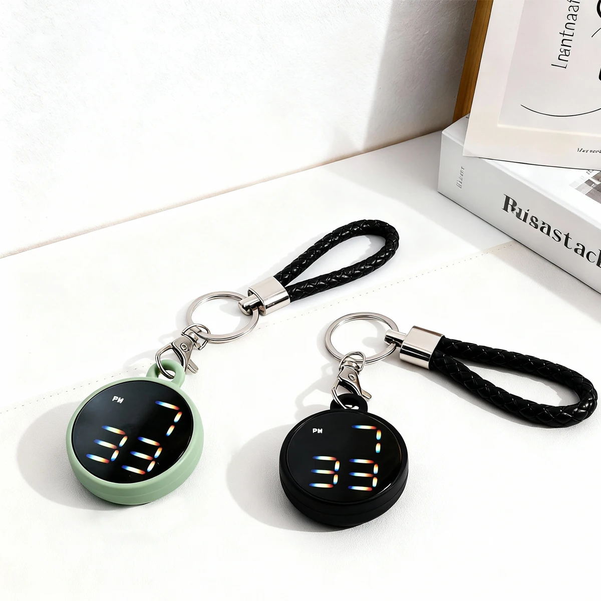 

Новые креативные простые пластиковые электронные часы с круглым циферблатом, подходят для повседневной носки студентов, рождественские подарки