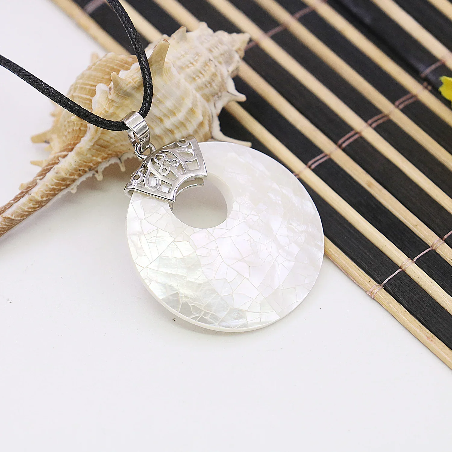 39mm Fashion Round Natural White Seashell DIY Necklace Pendant,Circular/Irregular Patterns,Alloy Lace Pendant,Men/Women Gifts