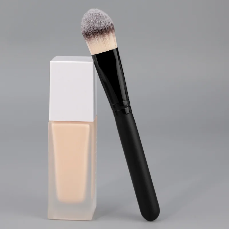 Nouveau produit tout noir langue forme plat fond de teint brosse adapté aux débutants conception sans trace Base maquillage rapide maquillage Application