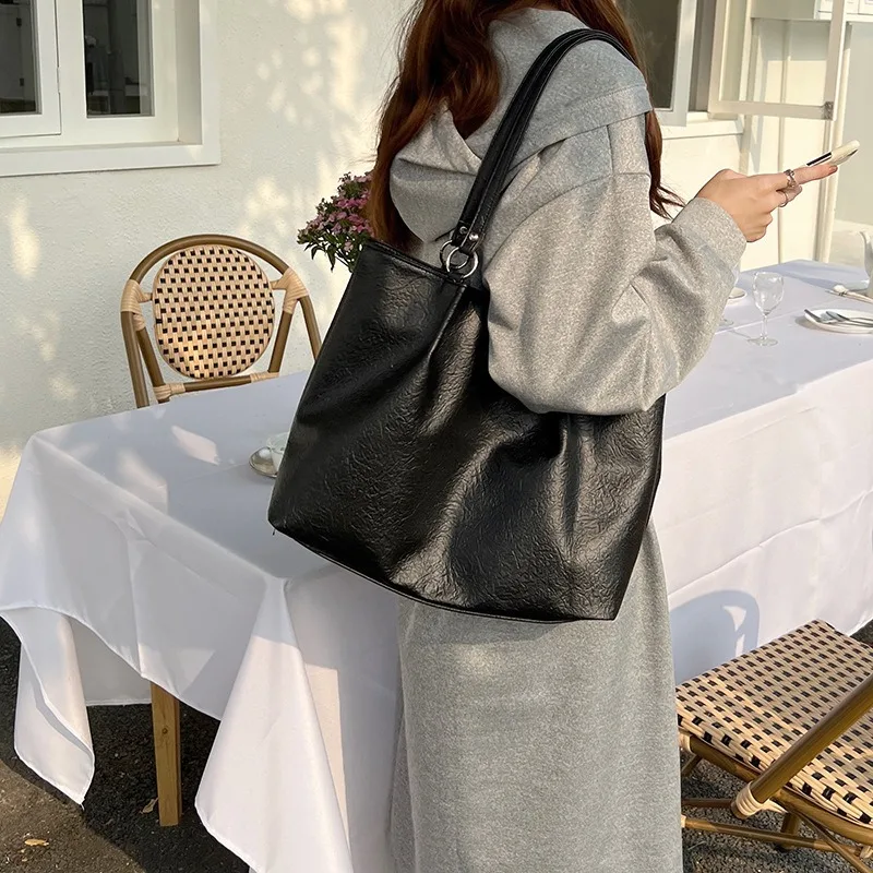 

Premium Women Tote Bag Extra Large Capacity Trendy Crossbody Bag Versatile Design High-Quality Material Casual Daily Use