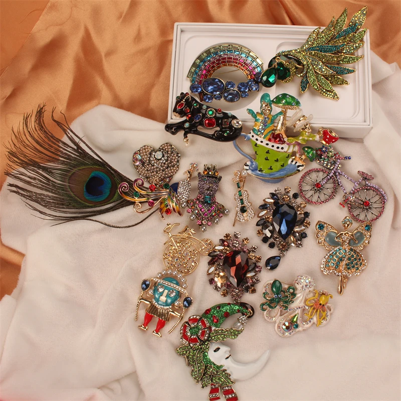 Charming Vintage Peacock Rainbow Bear Fairy Brooches Green Crystal Baroque Palace Corsage Shiny Pin Badges Party Banquet Jewelry