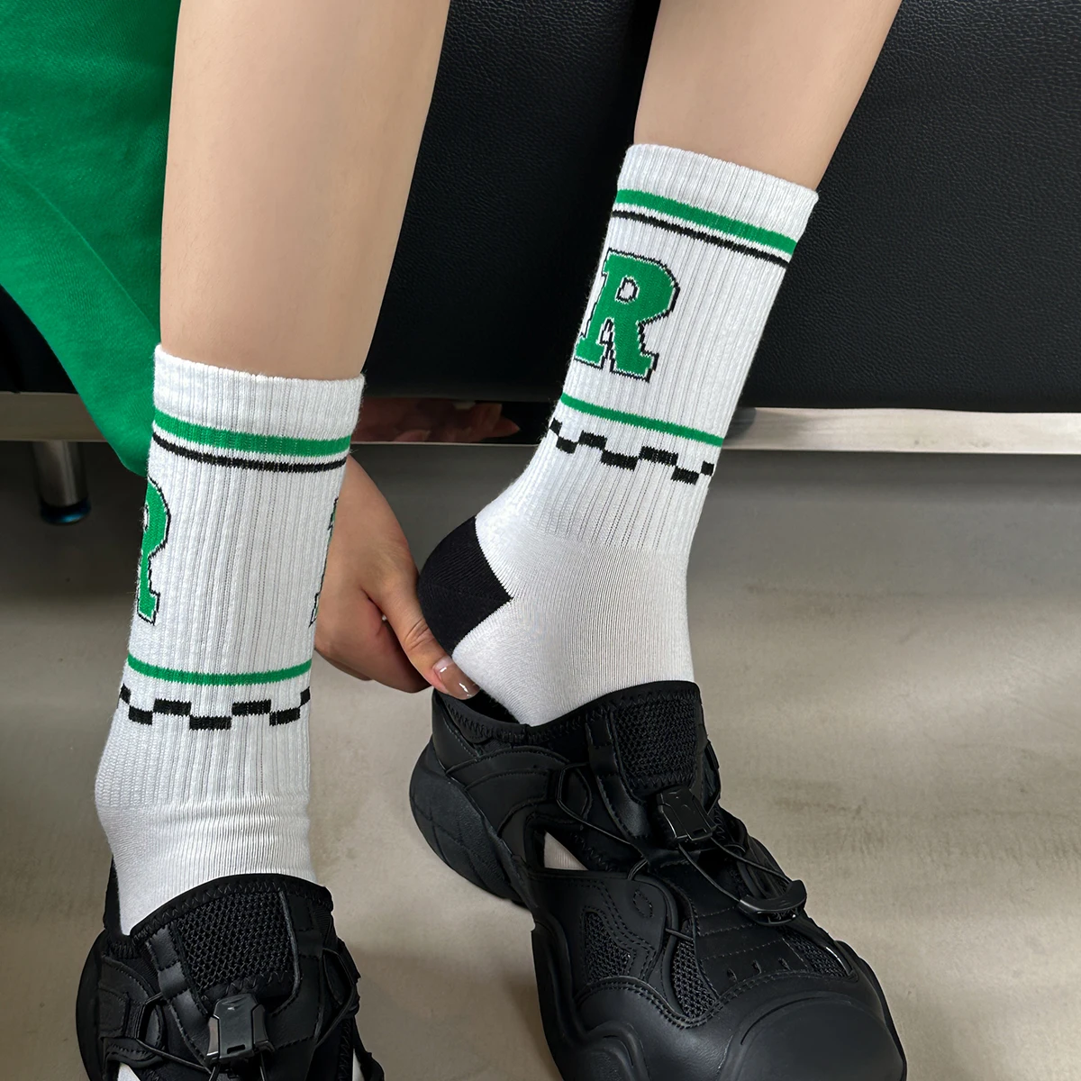 Roupas de tubo com letra R para mulheres, meias elásticas, casual bicicleta, praia de areia, skate coreano feminino, material retrô legal, 3 pares