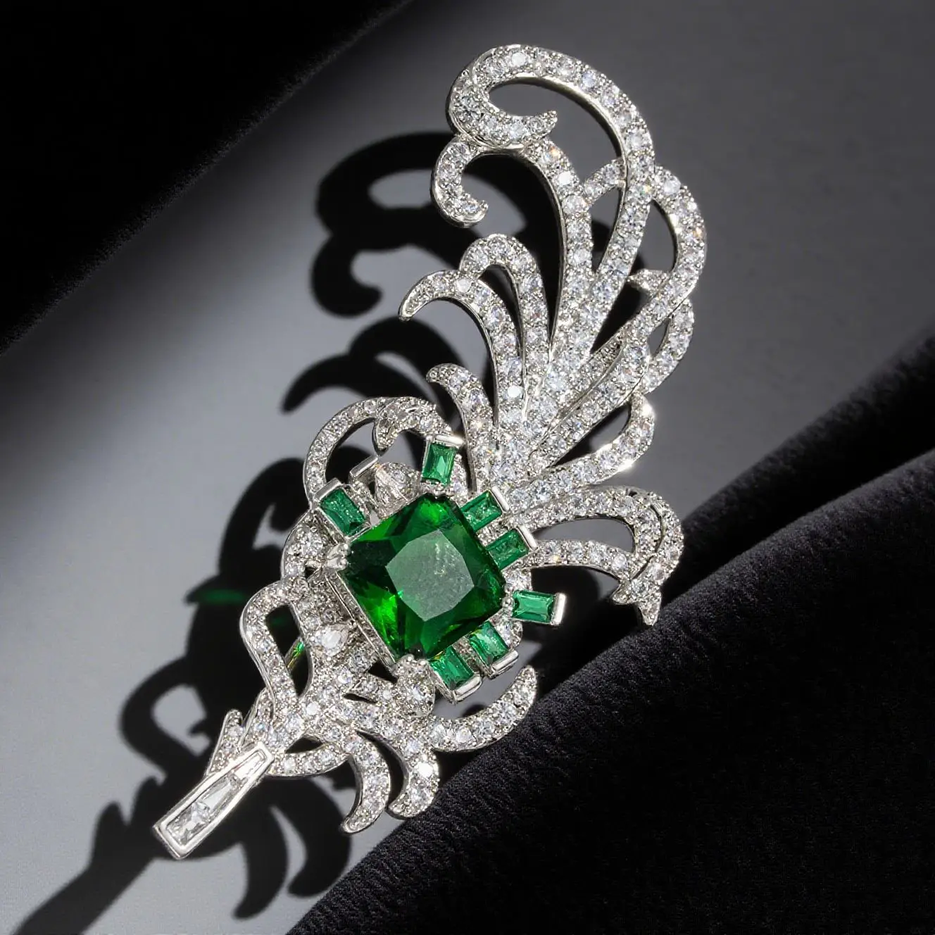 

Premium Heavy Industry Emerald Gem Feather Brooch, Men's and Women's Luxury Design Suit Corsage Brooch Pin