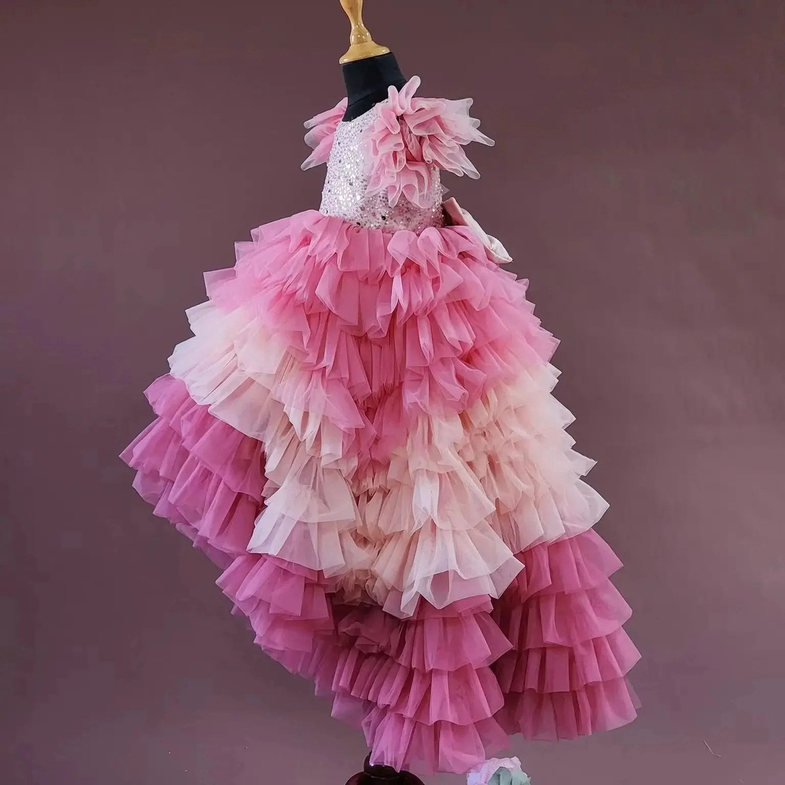 女の子のためのパーソナライズされたふくらんでいる花のドレス,弓付きのスパンコールの層,王女の誕生日パーティー,最初の聖体拝領,ボールガウン,結婚式