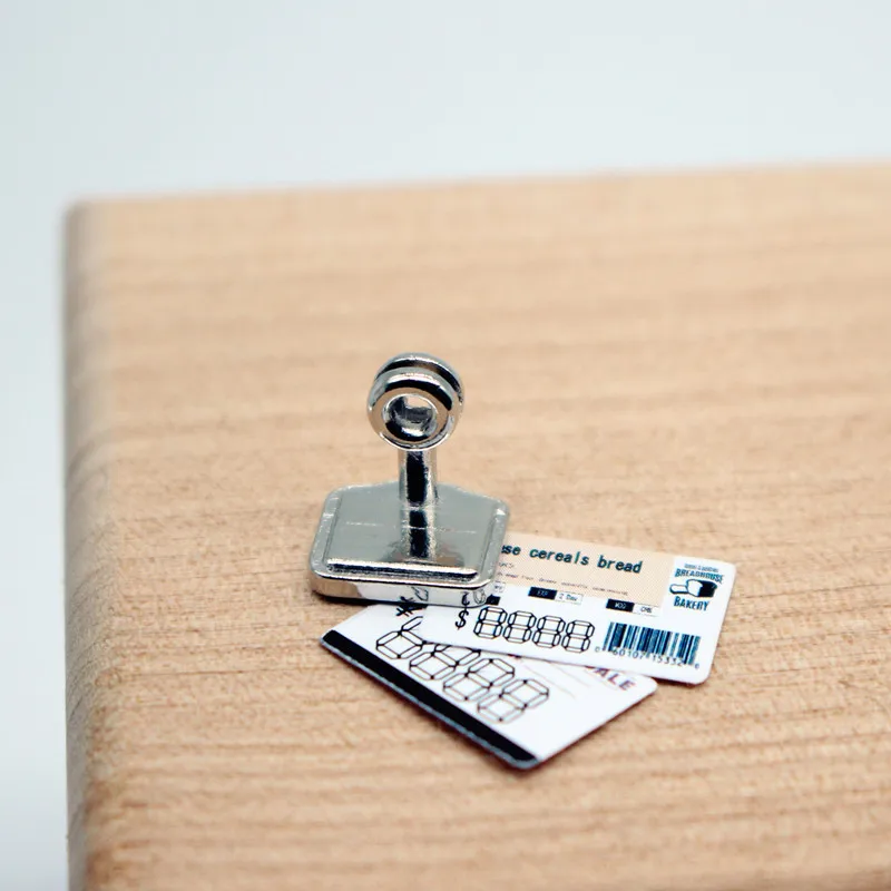 1 zestaw miniaturowych metali do zabawy w domku dla lalek: metalowe etykiety cenowe i małe karteczki z napisami, dekoracja do domku dla lalek, ozdoba do ciasteczek i ciastek, akcesoria.