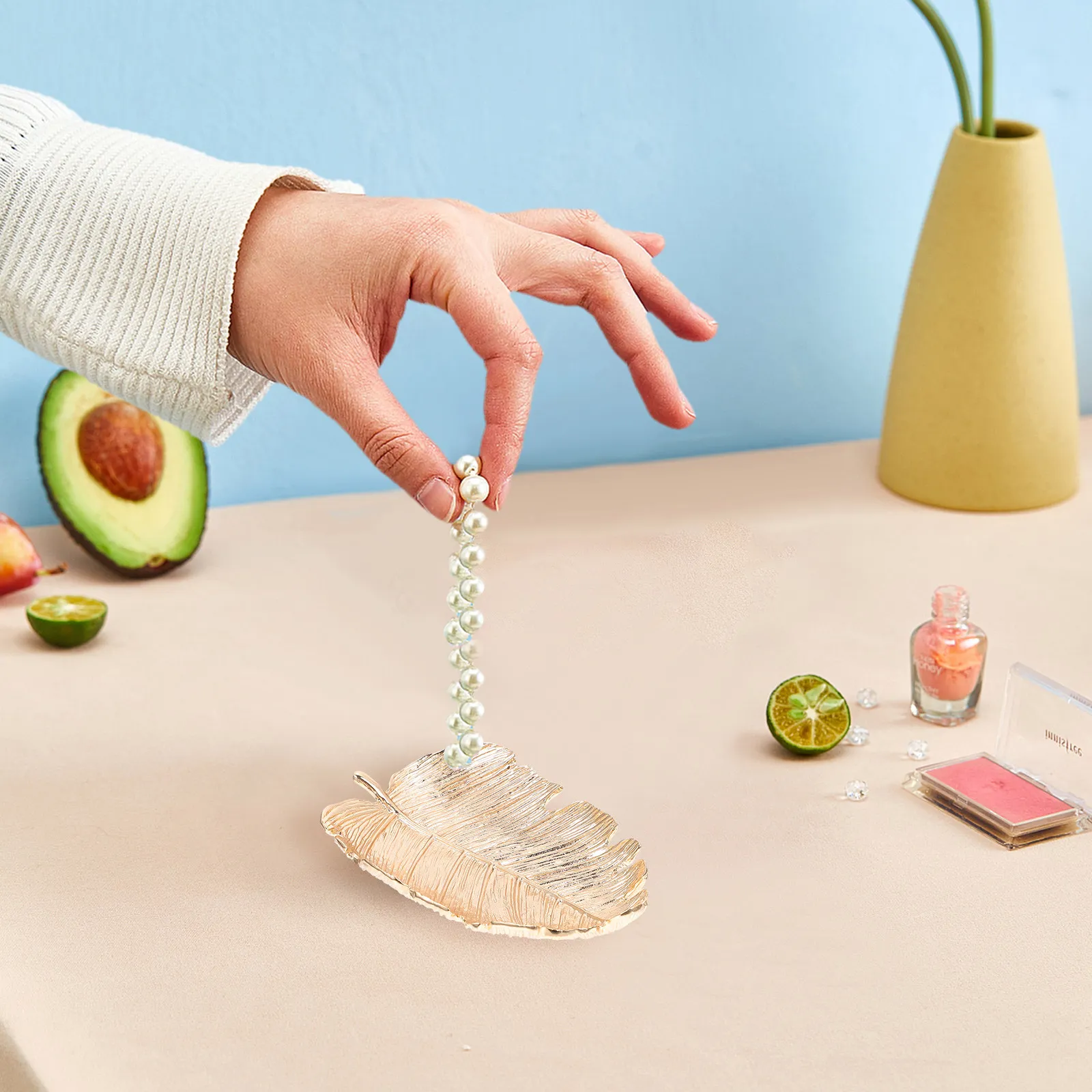 

Элегантная подставка для украшений Golden Leaf: изящная тарелка для колец, хранения бижутерии, декор для рабочего стола, дома, отеля, общежития, спальни, гостиной, шикарный аксессуар