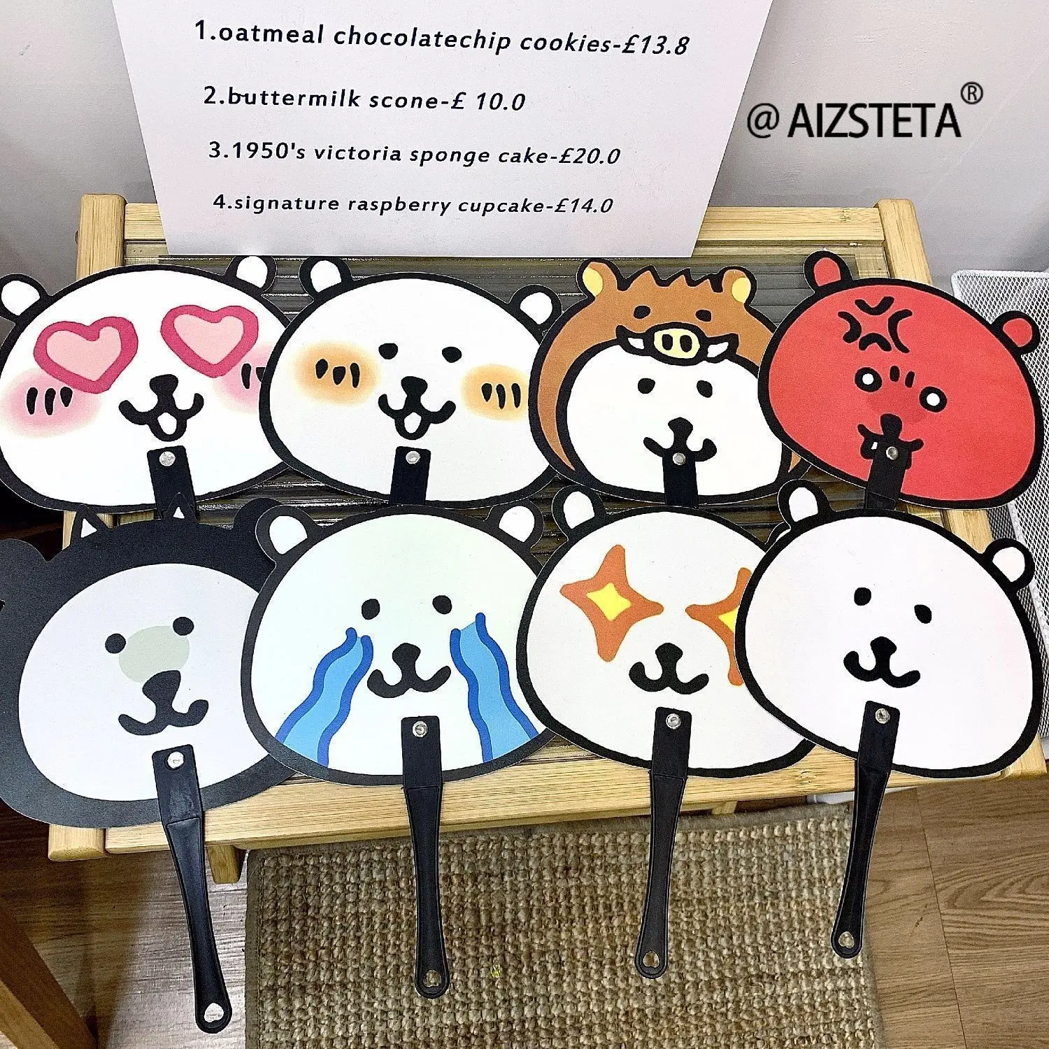Deux figurines d'ours mignons et amusants, avec expression de dessin animé, tenant un petit ventilateur, portables, pour collection de fans