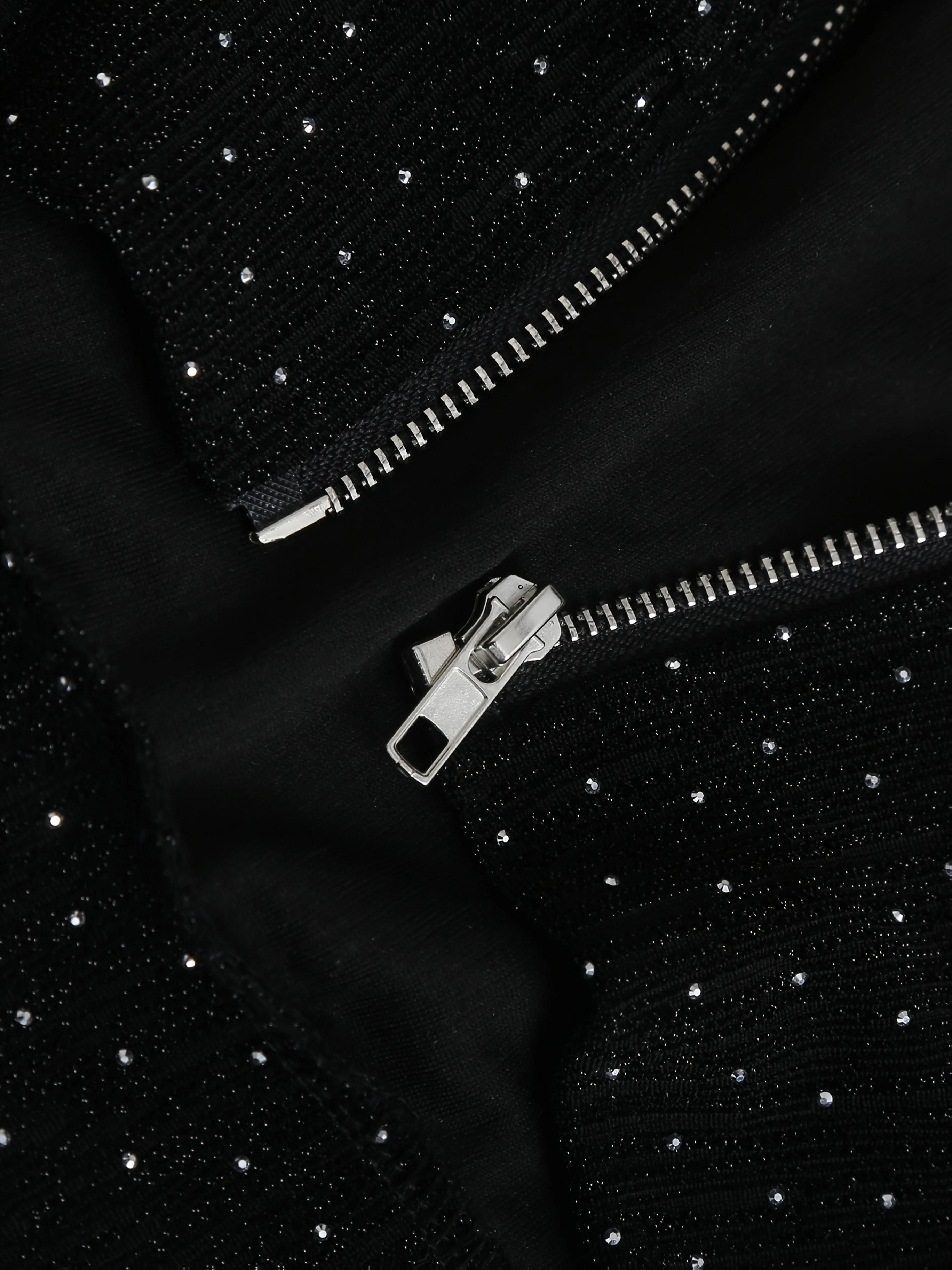 A two-piece set of high-end, shiny silk hooded sweatshirt, wide-leg pants, salt-toned, mature and fashionable casual sportswear