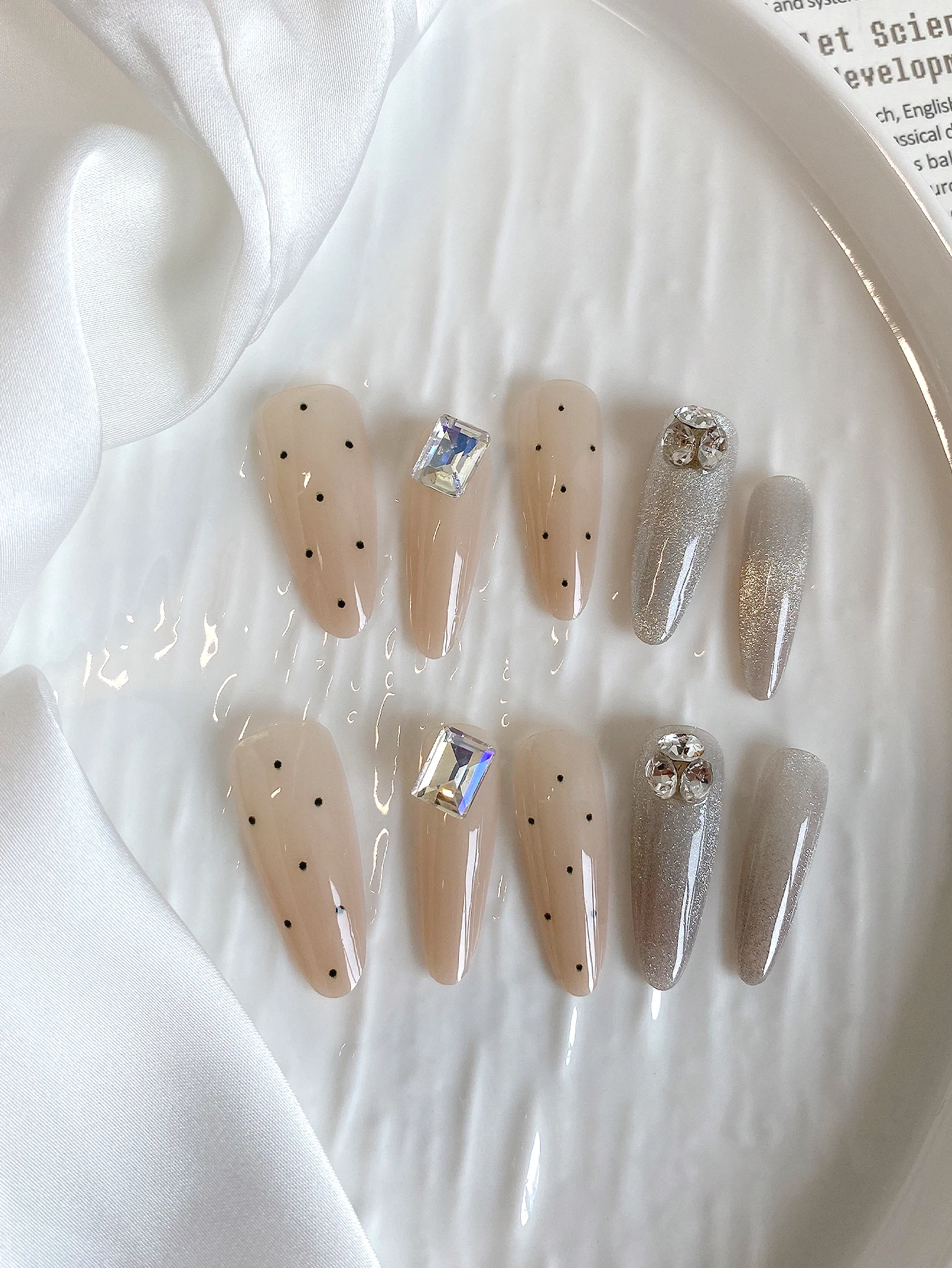 10-Piece Set of Long Pointed Almond-Shaped Rhinestone Polka Dot Gentle Whitening Bride's Handmade Fake Nail Tips